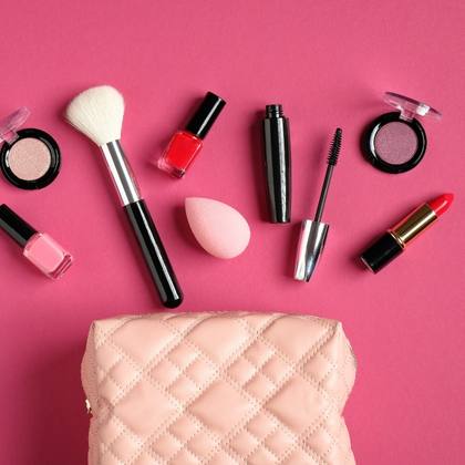 Read more about the article Los 10 mejores bolsos de maquillaje para organizar to closet