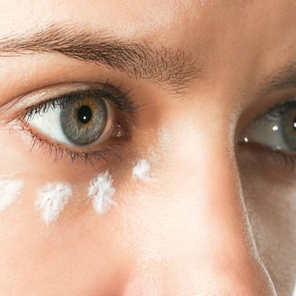 Los 5 mejores tratamientos para el acné en los ojos